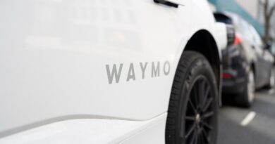 Feds demand autonomous vehicle companies stop interfering with first responders