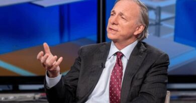 Ray Dalio Predicts US Debt Crisis and Backs Bitcoin, Gold Over Bonds