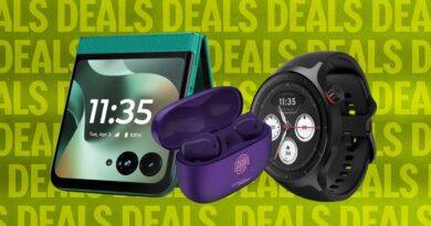 Motorola Deal: Get a Free Smartwatch and Earbuds When You Buy a Razr