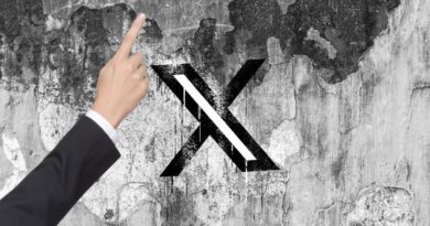 X is nudging users to promote their posts with a pointing hand, and people are confused